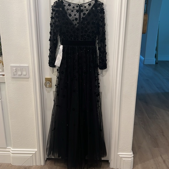 NWT Mac Duggal 67502 Floral Appliqué V-Neck Evening Gown Size 4 Black $798 - Picture 14 of 16